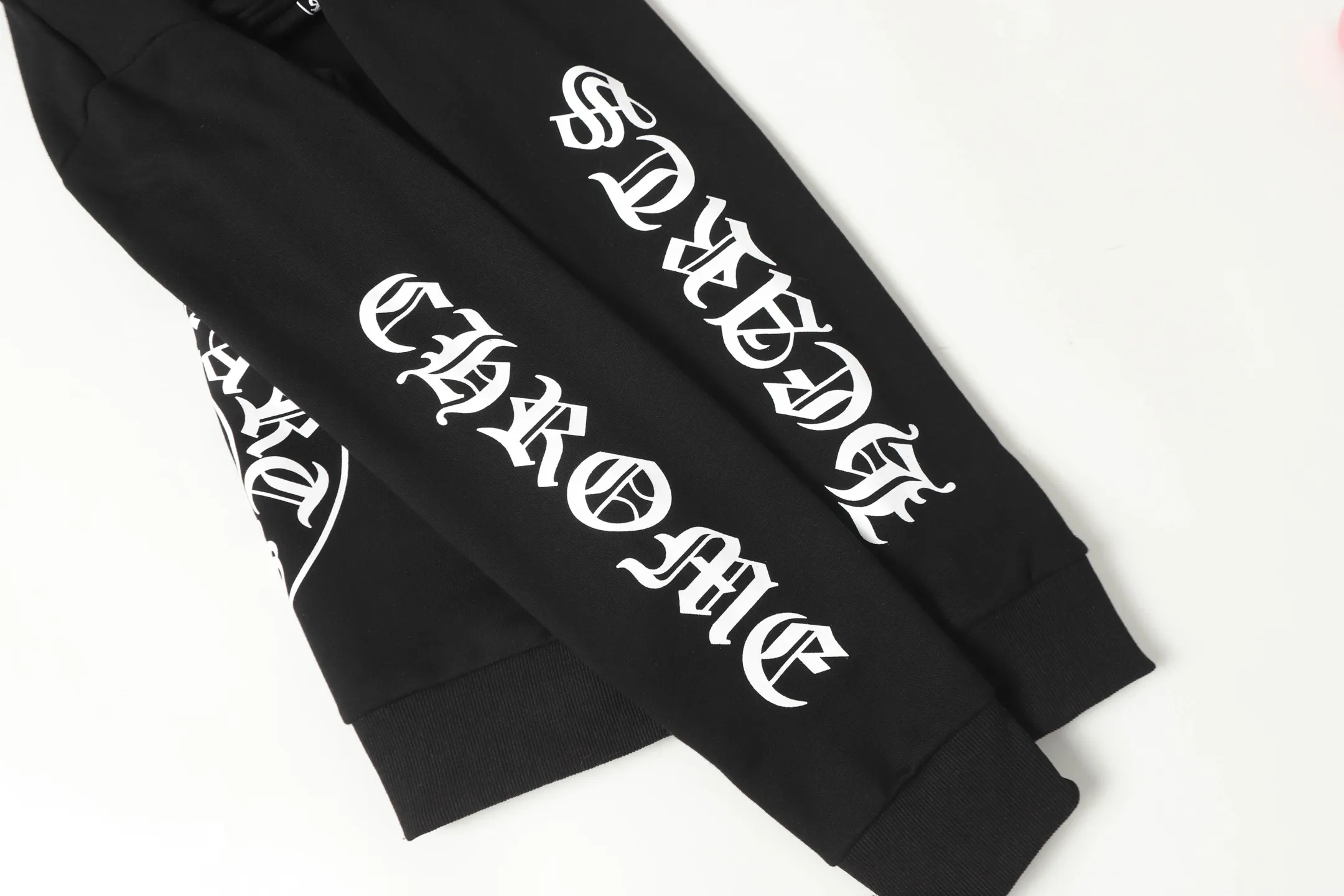 P240 Cross-border model, please do not place an order if you are pursuing quality - Chrome Hearts/Chrome Hearts Lips👄 Horseshoe Sanskrit printed hooded sweatshirt - High weight, high density, high quality, soft, delicate and skin-friendly wool, soft and silky to the touch, excellent warmth and skin-friendly properties - Custom-woven and dyed, no color difference, no matter the fabric or workmanship details, beat the ordinary version on the market - Hardware zipper accessories are all customized, full of details -Colour: black white -Size: S M L XL